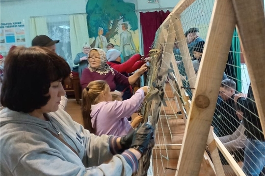 Жители села Алдиарово тоже начали плести маскировочные сети