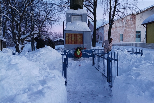 Очистка памятника от снега