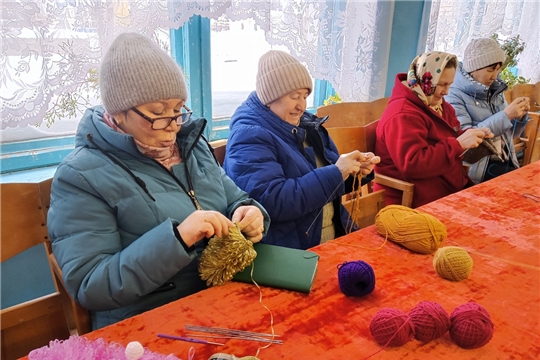 Песни и рукоделие не дают нам скучать!