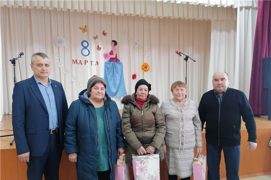 В этот день, весной согретой, все цветы и песни вам!