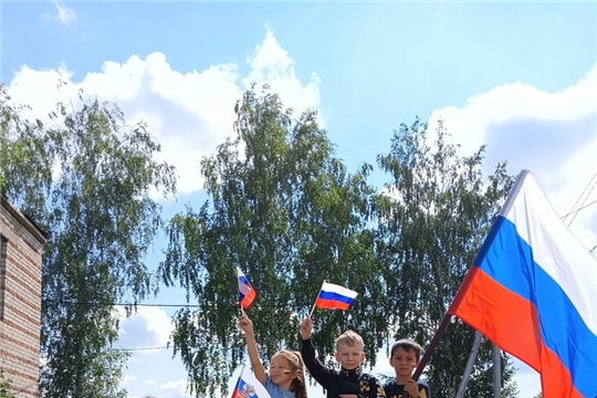 Гордо реет флаг России