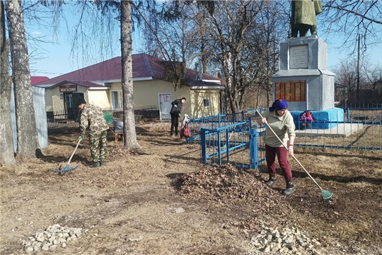 Субботник у памятника павшим воинам в Нижарово