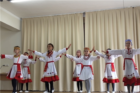 Чǎваш чěлхи-тǎван чěлхе, Эс - чи пахи, эс - чун уççи. Чǎваш чěлхи- тǎван чěлхе, Пин чěлхерен чи çепěççи.