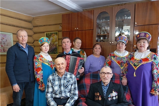 Народный вокальный ансамбль "Салам" Кукшумского сельского Дома культуры вместе с Начальником Кукшумского территориального отдела Владимиром Исаевичем Ивановым, попродолжают поздравлять юбиляров.