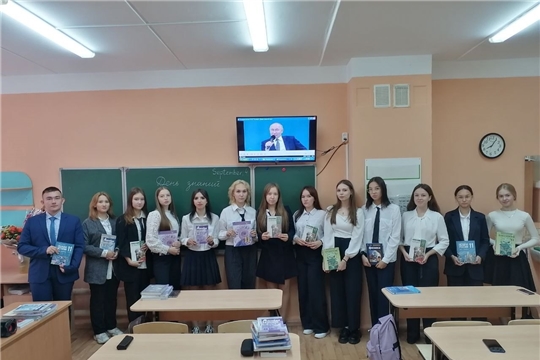 Первая учебная неделя в новом учебном году традиционно началась с поднятия флага Российской Федерации, исполнения государственного гимна и внеурочных занятий «Разговоры о важном» на тему «День знаний».