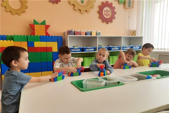 На кружке "Лего-моделирования" дети конструировали военную технику 