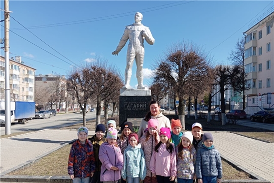 Экскурсия к памятнику А. Г. Николаева и Ю. А. Гагарина.