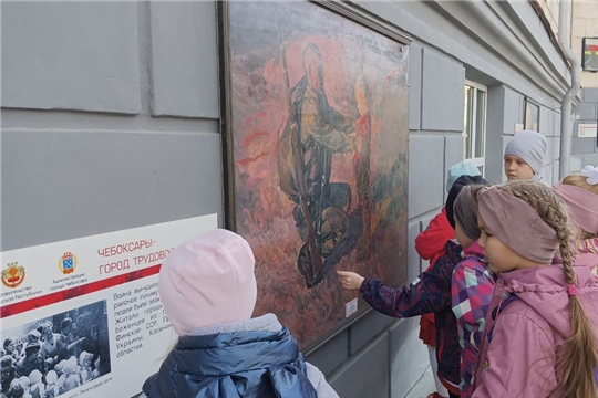 Картины на улицах города знакомят дошкольников с Великой Отечественной войной