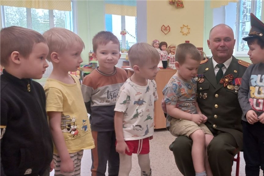 Дошкольники знакомятся с историей праздника "День Победы"