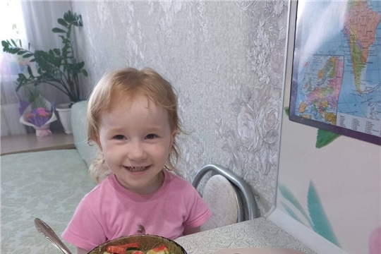 Сезонные овощи на столе у дошколят.