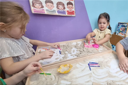 Продолжаются занятия в кружке «Песочная фантазия»