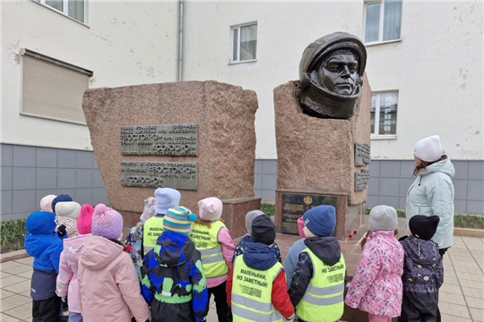 Экскурсия детей средней группы "Колобок "к памятнику А.Г. Николаева