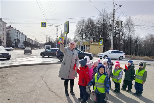 Знакомимся с правилами дорожного движения
