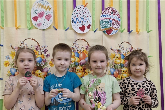 В детском саду организованы выставки пасхальных рисунков, сувениров и поделок