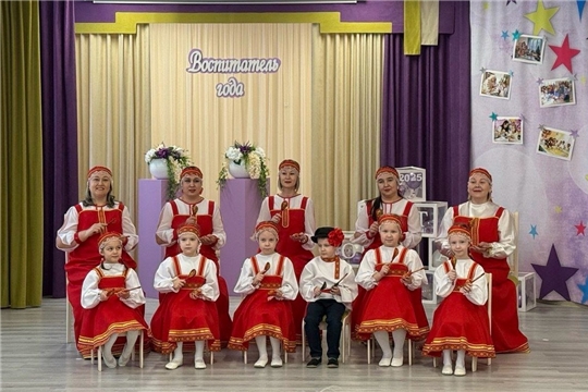 Фольклорный ансамбль "Забавушки" выступил на открытии городского конкурса "Воспитатель года 2025"