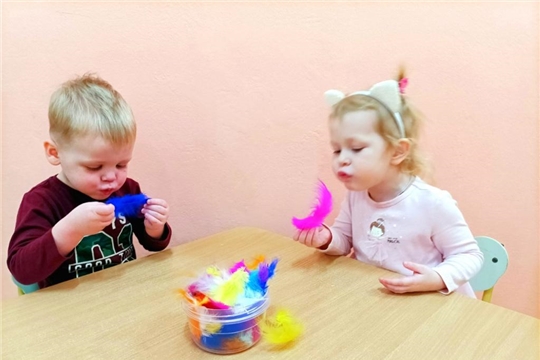 На дополнительной образовательной услуге "Приключения Весёлого Язычка" учитель-логопед продолжает работу по тренировке органов артикуляции