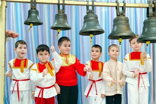 Воспитанники знакомятся со звонарным искусством