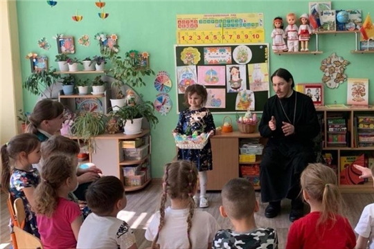 Познавательная беседа детей с иереем храма "Взыскание погибших" 