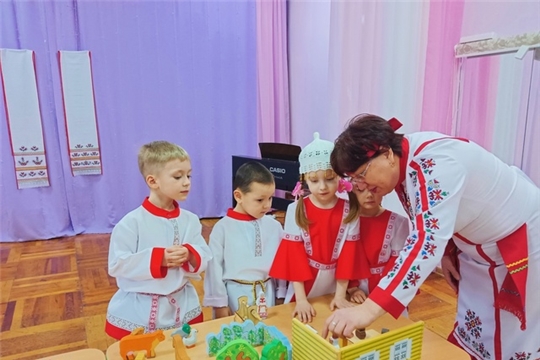 Знакомство с игровым набором "Чувашия – край ста тысяч вышивок" в рамках проекта "Культурное наследие Чувашии заботливо и бережно храним".