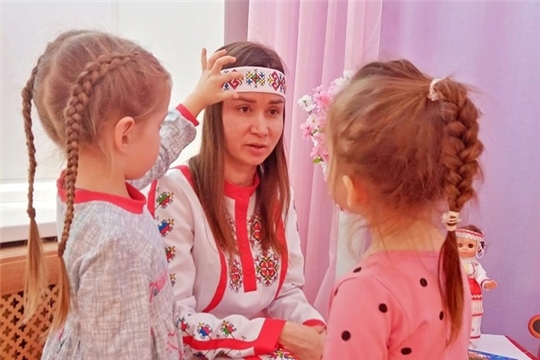 Знакомство с головным убором - масмак, в рамках проекта "Культурное наследие Чувашии заботливо и бережно храним"