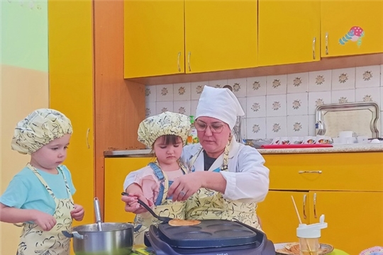 Мастер- класс по выпечке блинов в младшей группе "Солнышко"