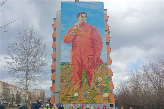 Экскурсия к муралу с изображением А.Николаева в рамках республиканского проекта "По родному краю с рюкзаком шагаю", отправились на