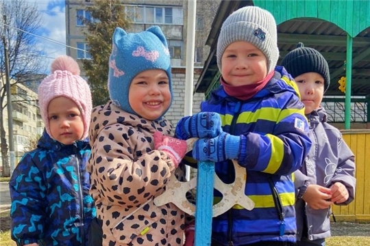 Весенняя прогулка малышей