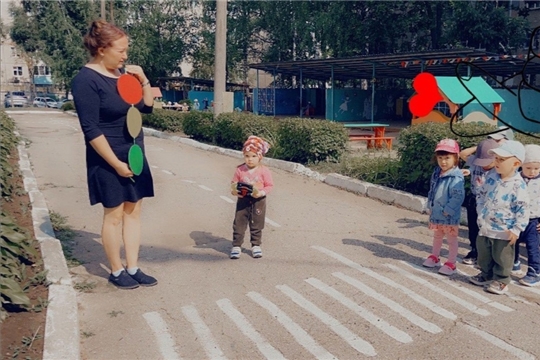 Малыши осваиваю пешеходный переход