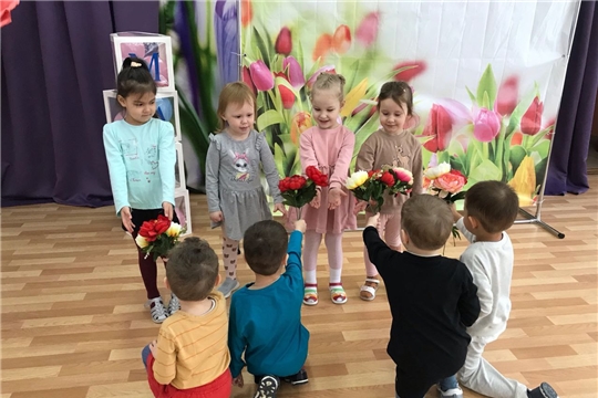 "Поздравляем милых женщин и девочек"