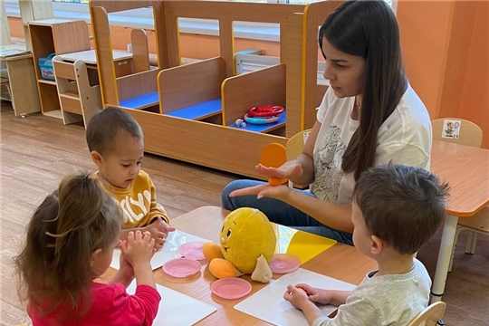 Начались занятия в кружке «Цветное тесто»