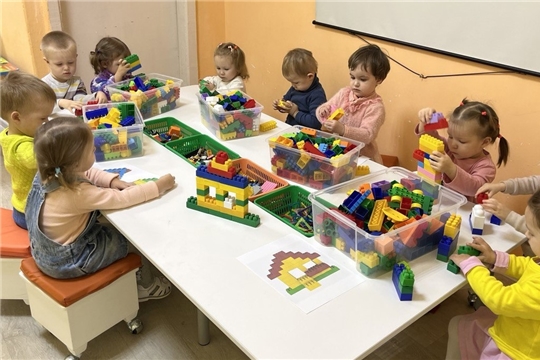 Продолжаются занятия в кружке "Лего-дупло"