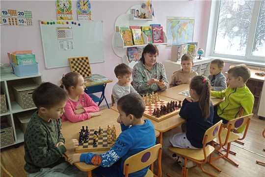 Воспитанники подготовительной группы "Одуванчики " продолжают осваивать игру в шахматы