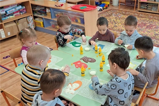 Продолжаются занятия в кружке "Волшебные краски"