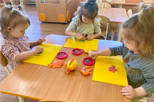 Продолжаются занятия в кружке "Цветное тесто"