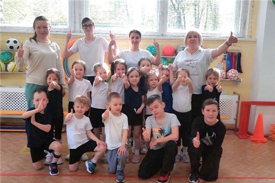 Спортивный фестиваль "Папа, мама, я - спортивная семья" в группе "Фиалки"