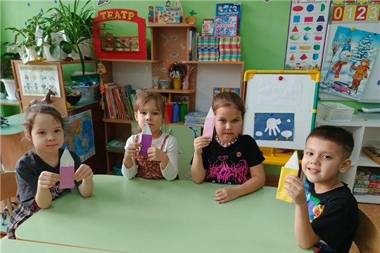 Продолжаются занятия в кружке "Бумажная фантазия"