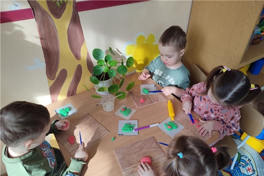 Продолжаются занятия в кружке "Цветное тесто"