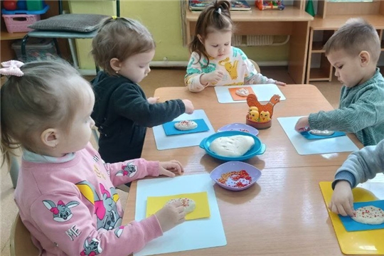 Продолжаются занятия в кружке "Цветное тесто"