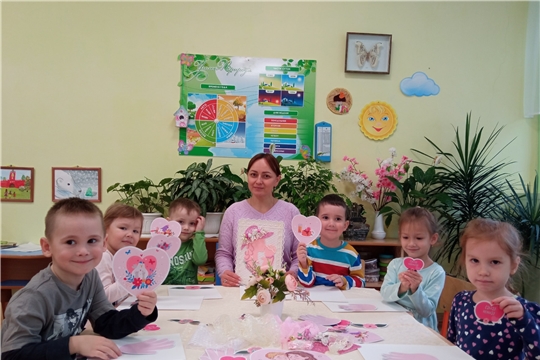 Дошколята принимают участие в городском конкурсе открыток «С любовью к маме»