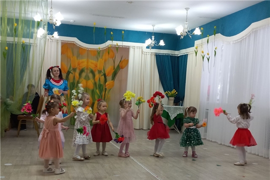 Начались утренники 8 Марта.