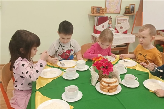 Воспитание у детей культуры поведения за столом.