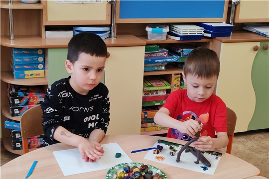 Лепка — одно из любимых занятий детей в детском саду.