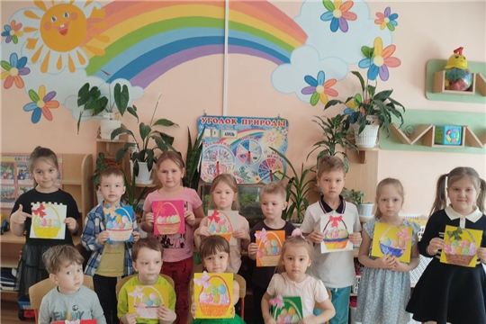 Красочная аппликация "Пасхальная корзинка".