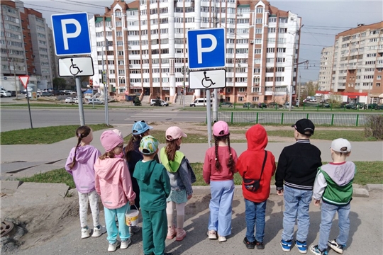 Экскурсия "Ромашек" к пешеходному переходу