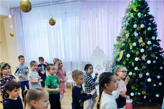 Прощание с новогодней елкой