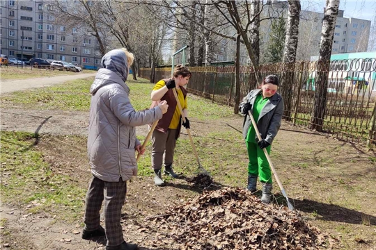 В детском саду проходят экологические субботники по уборке внутренней и прилегающей территории ДОУ. Сотрудники МБДОУ "Детский сад №127" г. Чебоксары принимают активное участие.