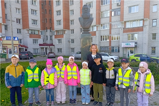В рамках муниципального проекта "По родному краю с рюкзаком шагаю"  воспитанники подготовительной группы посетили бюст Ивана Яковлевича Яковлева в сквере на пересечении проспекта Ивана Яковлева и проспекта 9-ой Пятилетки.