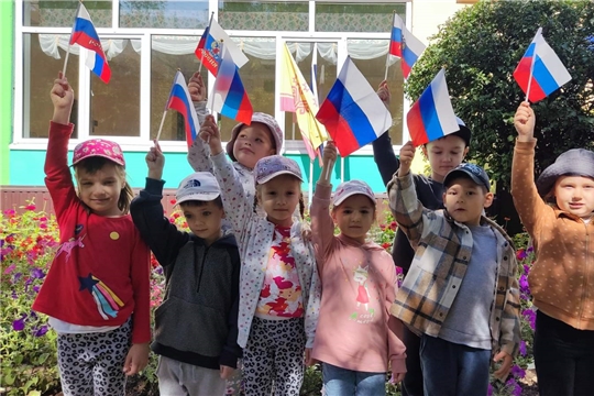 Познавательный час " День Государственного флага РФ"