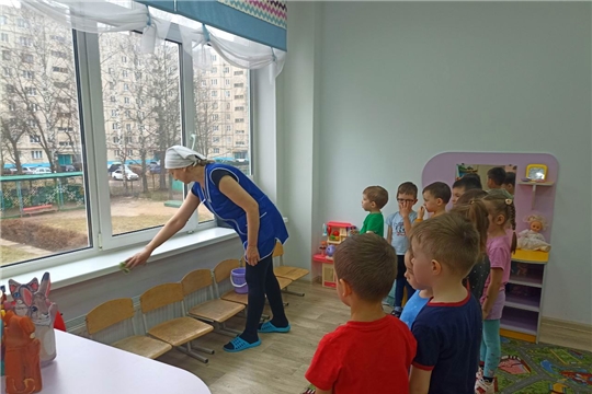 В рамках муниципального проекта "Академия профессий" со старшими дошкольниками была организованна целевое наблюдение за трудом младшего воспитателя.