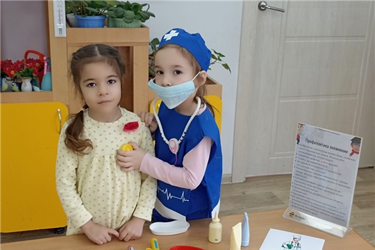Воспитанники старшей группы "Знайка" в рамках муниципального проекта "Академия профессий" узнали в ходе игры о профессии врача . 